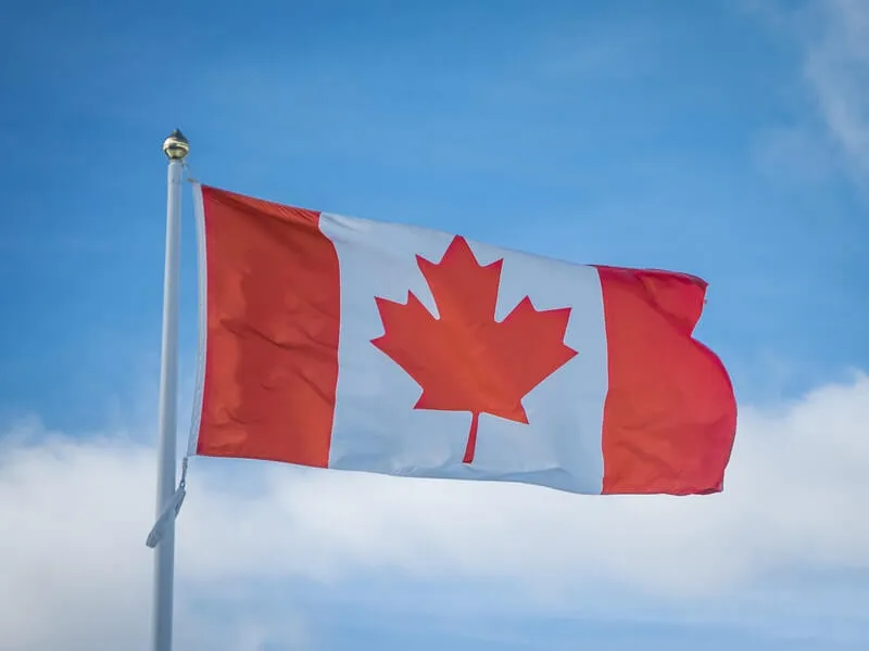 Lá cờ Canada có màu sắc và biểu tượng đặc trưng