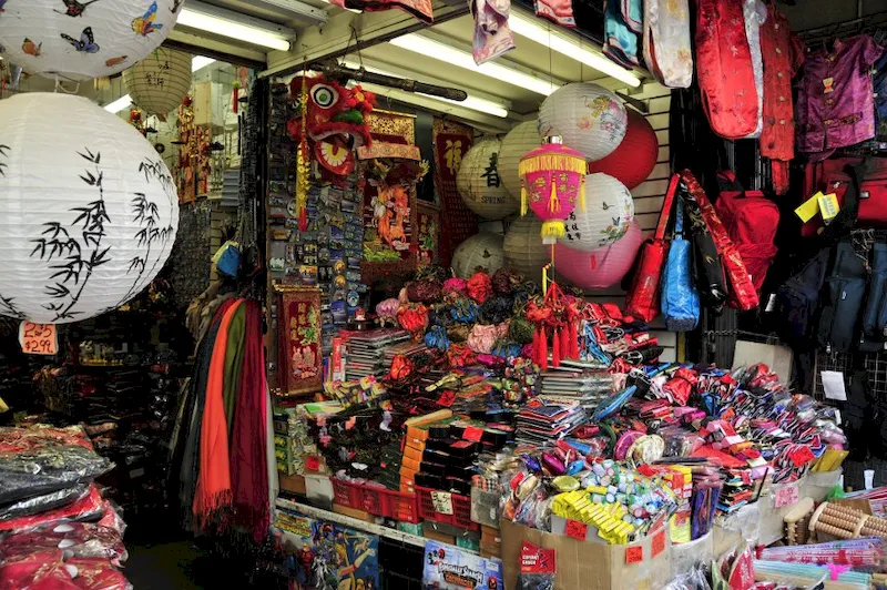 Mua sắm đồ lưu niệm tại Grant Avenue, ChinaTown