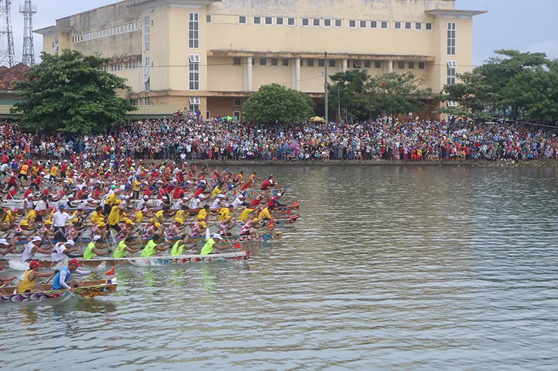 Không khí Lễ hội tưng bừng