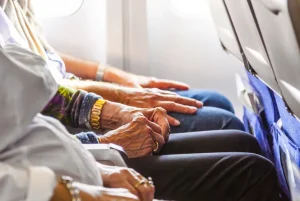 Người cao tuổi đi máy bay cần có những lưu ý đặc biệt