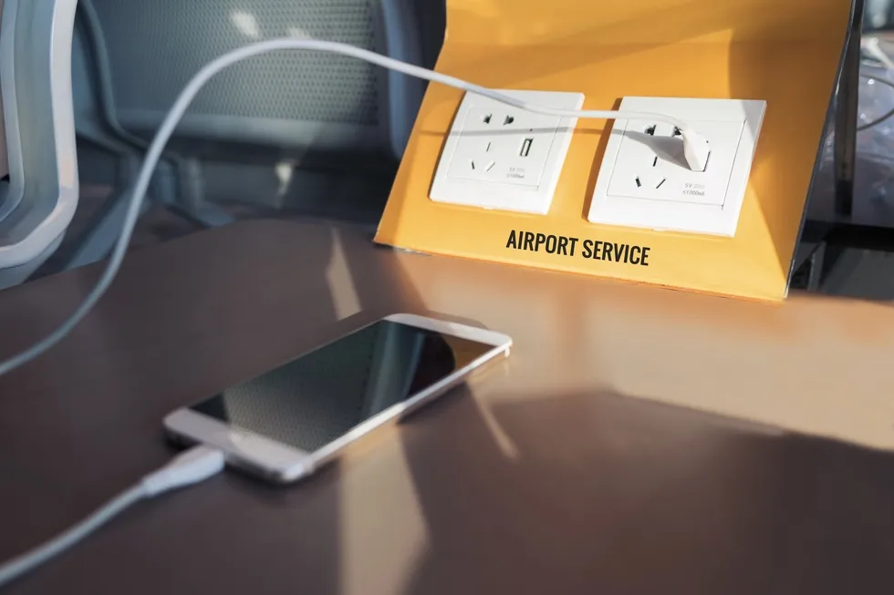 Tránh sử dụng các trạm sạc công cộng không rõ nguồn gốc