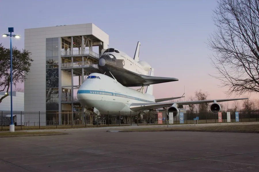 Independence Plaza tại Trung tâm Vũ trụ Houston