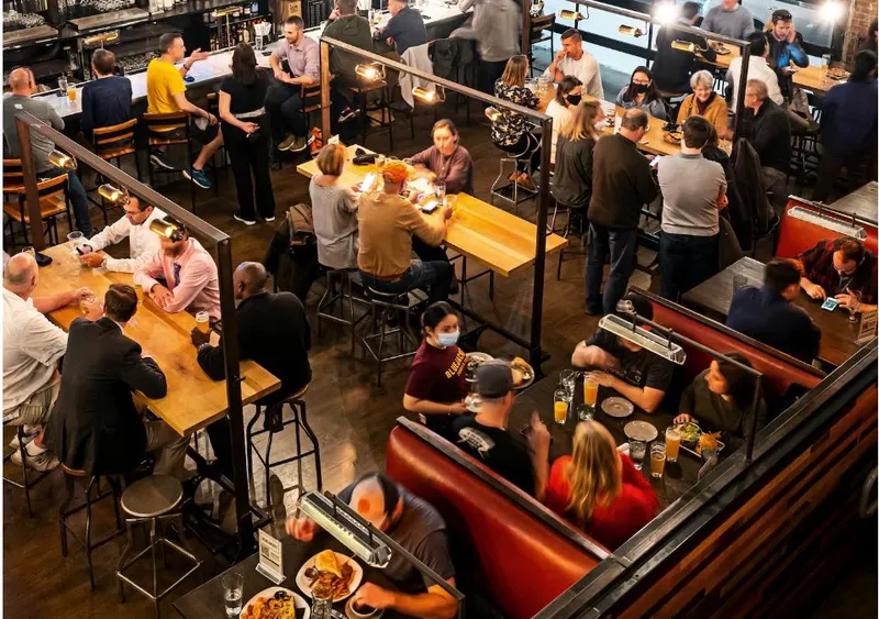 Khách dùng bữa tại một nhà hàng