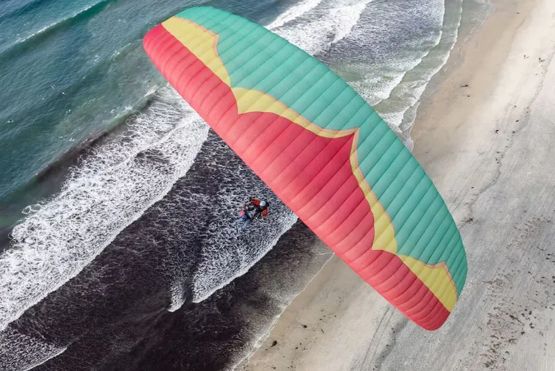 Một người chơi dù lượn trên bãi biển San Diego