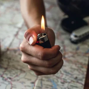 Tại sao bạn không được phép mang bật lửa trong hành lý xách tay?