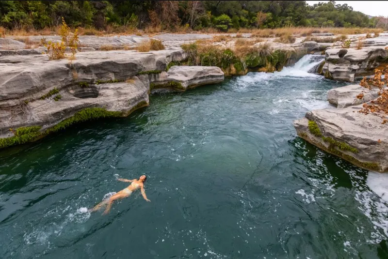 Thác Dolan tạo ra dòng nước ngọt chảy vào một hố bơi