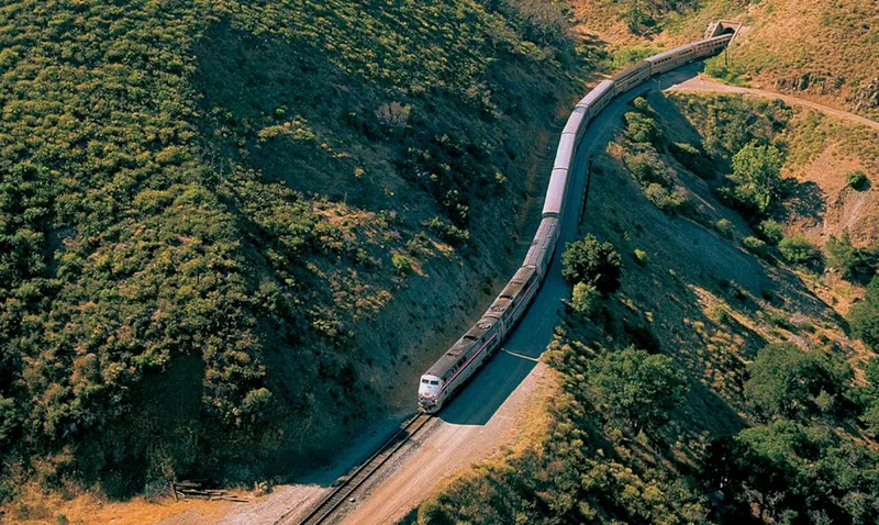 Tuyến tàu Amtrak Coast Starlight dài hơn 1300 dặm