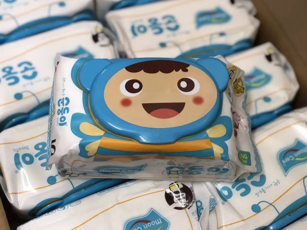 Món đồ nên có trong túi hành lý xách tay - Khăn lau em bé