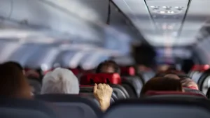 7 mẹo để giữ an toàn khi máy bay gặp nhiễu động