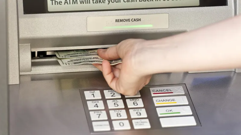 Sử dụng máy ATM của ngân hàng bạn