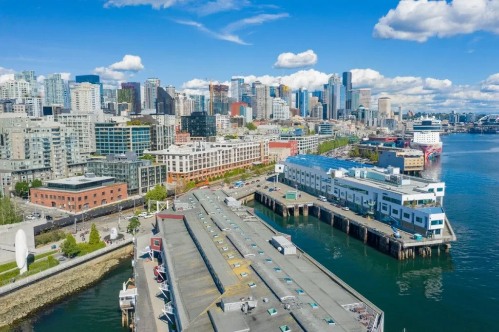 Belltown là khu phố sôi động với nhiều nhà hàng, quán bar